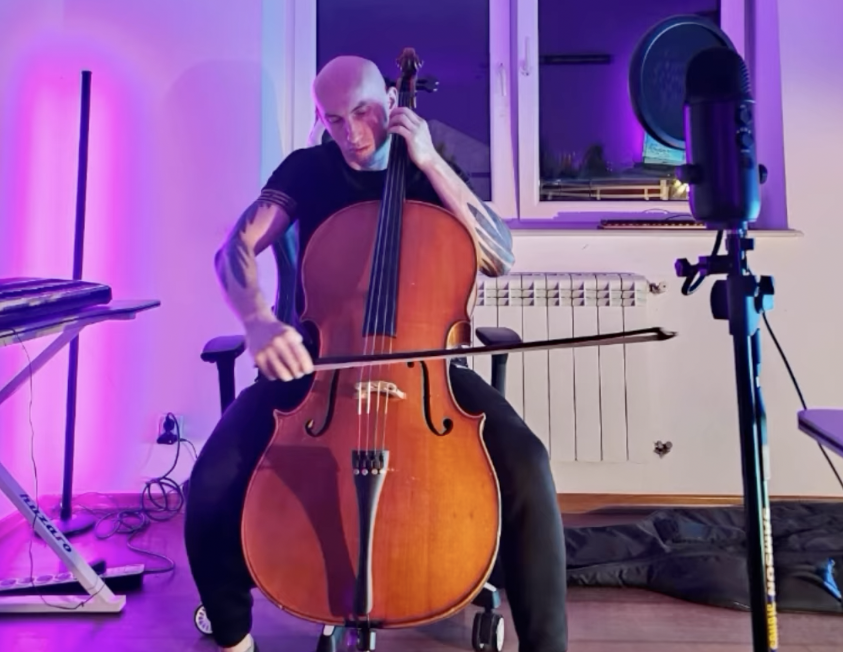 Artur Moczulski playing cello